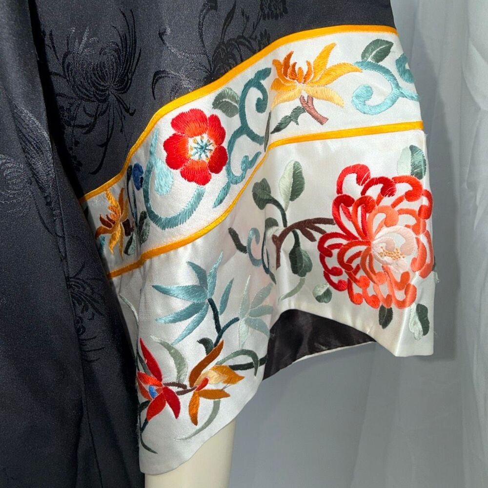 Vintage Jade Lantern Black Silk Embroidered Chinese Robe Duster Coat Floral Trim - Picture 9 of 16